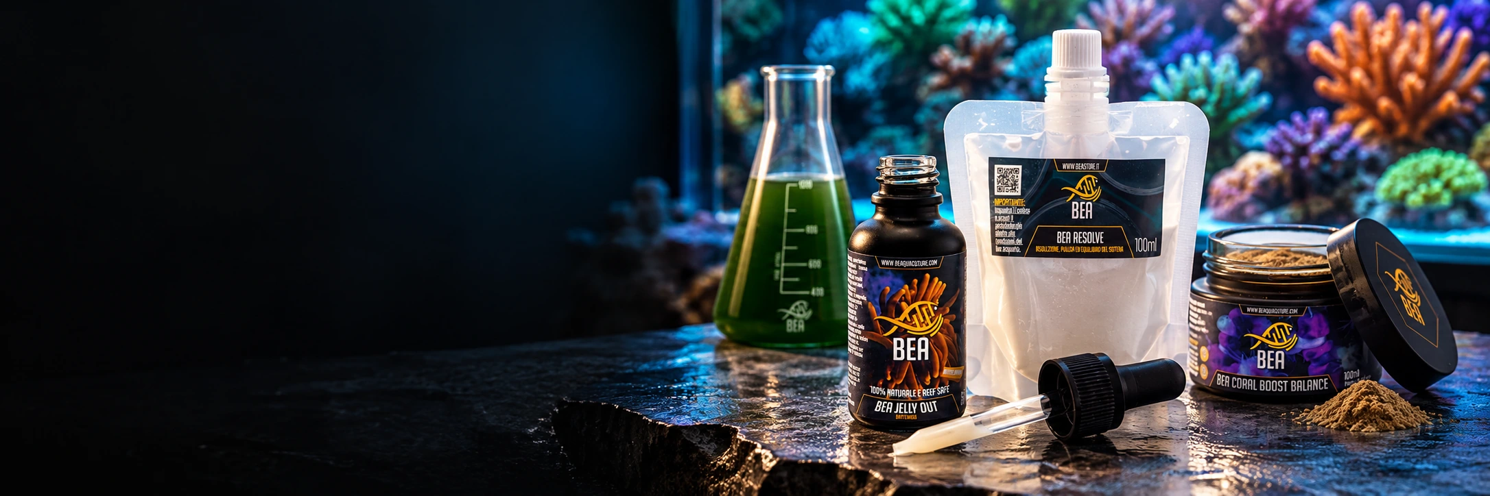 BEA-Produktauswahl mit Jelly Out und Resolve im Vordergrund sowie Green PRO und Coral Boost Balance vor einem Korallenriff.