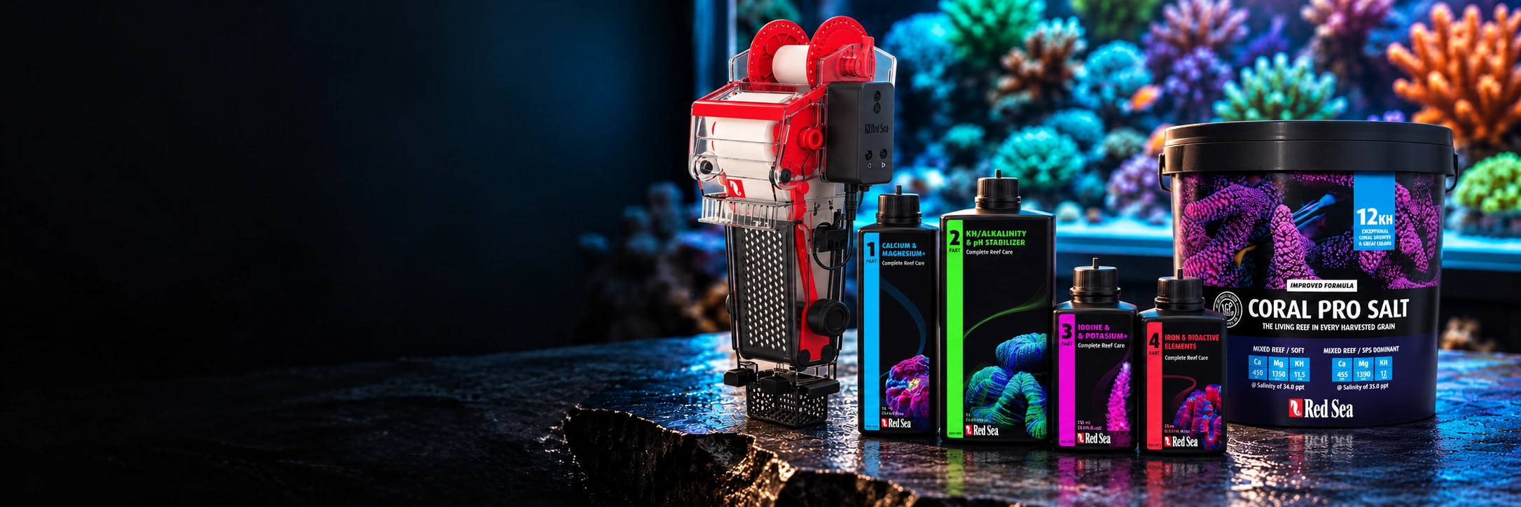 Red Sea Produktmix mit ReefMat, Coral Pro Salt und den vier Complete Reef Care Produkten vor einem beleuchteten Korallenriff.